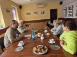Pan przeprowadza wywiad z gośćmi